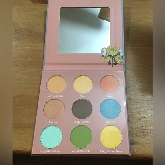 Disney: Princess Aurora Sleeping Beauty eyeshadows make up palette 9 shades. - Picture 2 of 4